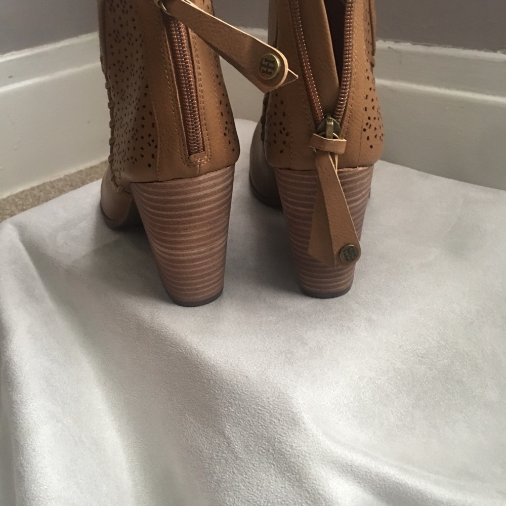 Tommy Hilfiger tan booties